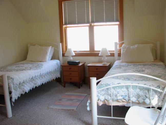 2 twin beds in front bedroom